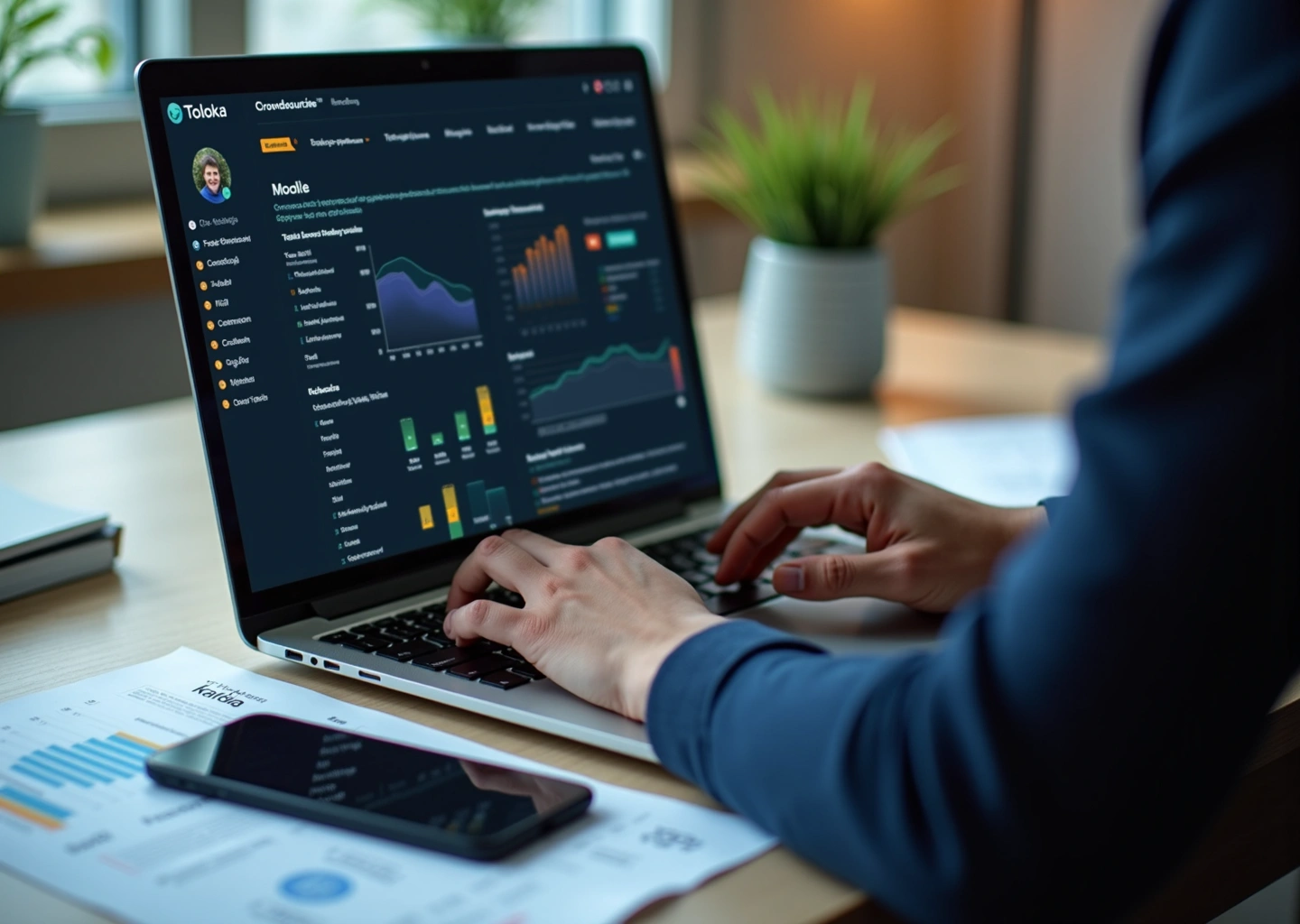 IT специалист за ноутбуком с открытыми интерфейсами краудсорсинговых платформ, иконки Toloka, HackerOne, Kaggle и графики дохода